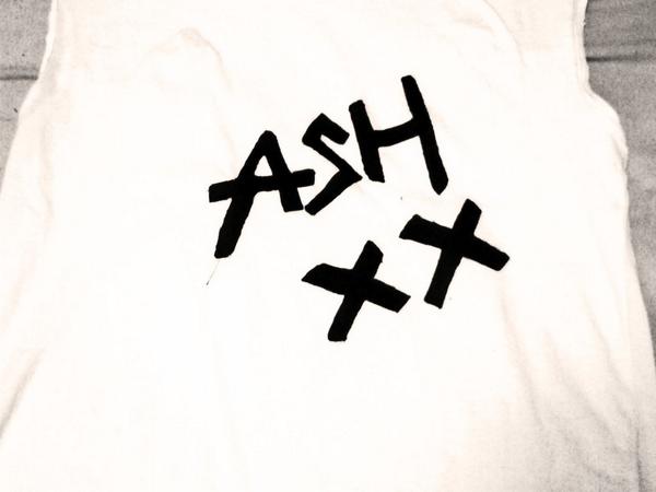 itsellavargas's tweet photo. I came home to find this ony bed... MY MUM IS SERIOUSLY THE BEST !!!!!! #5SOSDIY http://t.co/x1oiCdZC7z