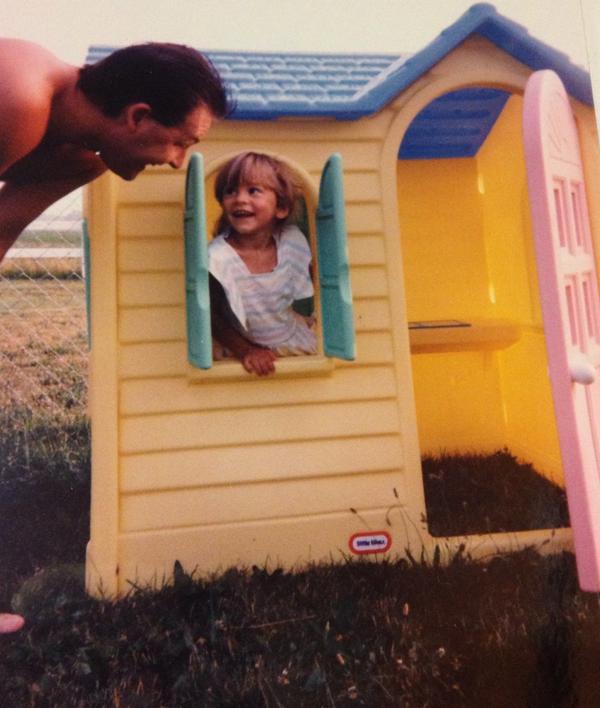 PearlConnection's tweet image. Moved out at age 3. Dad came to visit often. #flashbackfriday 😂 (1992)