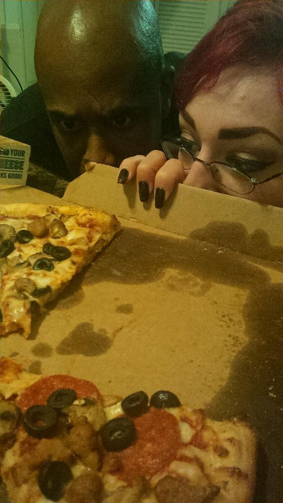 Who's gonna get it? Tickle battle? Winner chows down! #pizzatorture #longingnomnom #battlepie http://t.co/OZaQiYQ0wo