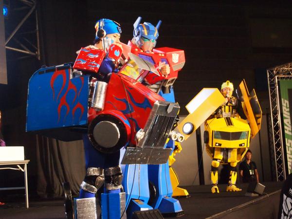TF_EXPO's tweet photo. トランスフォーマートオル警備員のイベント情報！第１回目の「すっぽん大学＆トランスフォーマーアニメイテッド クイズステージ」大変盛り上がりました！２回目１３：００～、３回目１５：００～、そして最終回１６：３０～。ぜひご参加ください！ http://t.co/fV46OICBwg