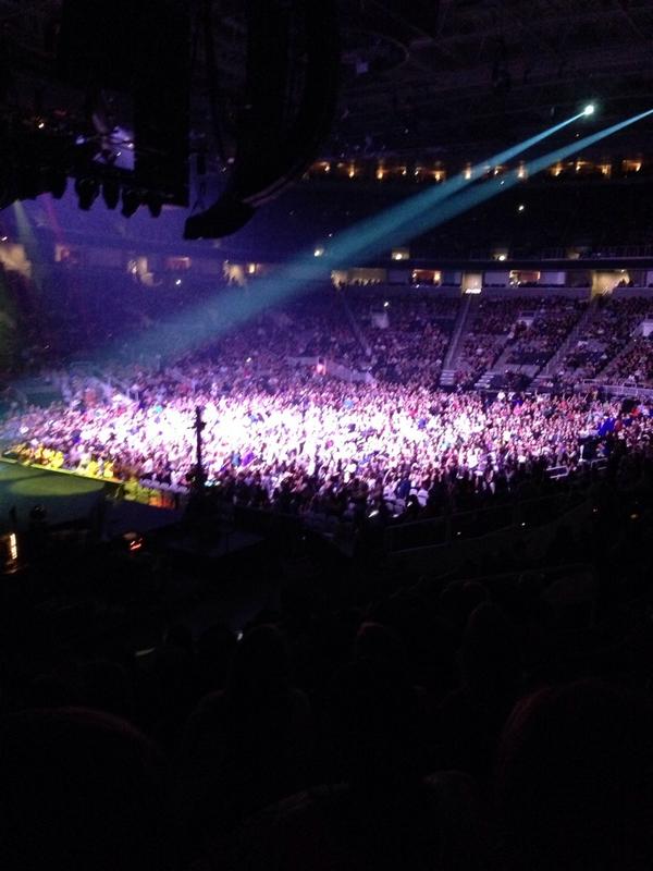 jp_rajah's tweet photo. Bruno Mars with my brother for his first concert! #BrunoMars #SAPstandsforStupidAssPlace #HPcomeback http://t.co/tx3PyxvoCB