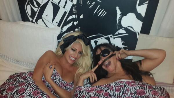 VXipoIitakis's tweet photo. Feliz cumple a la más grande de todas, te merecés todo @moria_casan... te amoo!!! http://t.co/8bvRpVh6N4