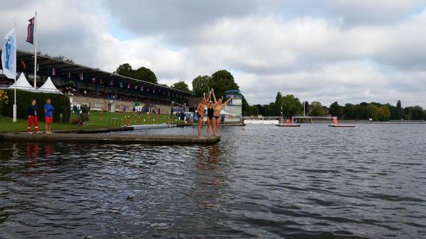 TeamNL te water voor warming up. Om 10.00 begint de 5k team event.