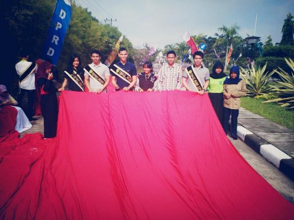 IKALKSPalembang's tweet photo. Thanks to @bgksumsel udah ikut jahit bendera raksasa di gd DPRD Kota Palembang http://t.co/bex7q1km02