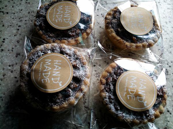 마눌님표 '미니호두파이'입니다~!

동기들과 하는 모임에서 놀러간다며 이것저것 준비하느라 분주하네요~ㅎ