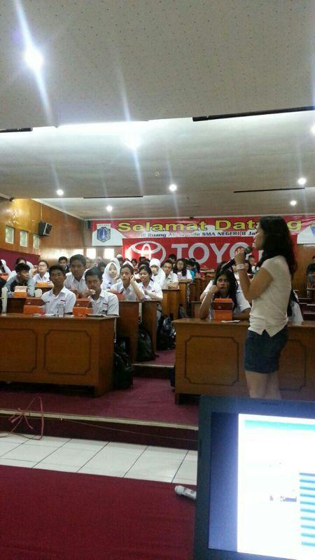 ToyotaID's tweet photo. Saat ini, sedang coaching clinic SMA 8. Dengan materi safety driving. #AvanzaMerdeka http://t.co/yYwe8ekPsW