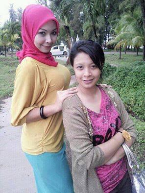 Met Malam.... Ini temanku (yang dibelakang) Jilboobs banget deh,,,
 #JilboobsLover