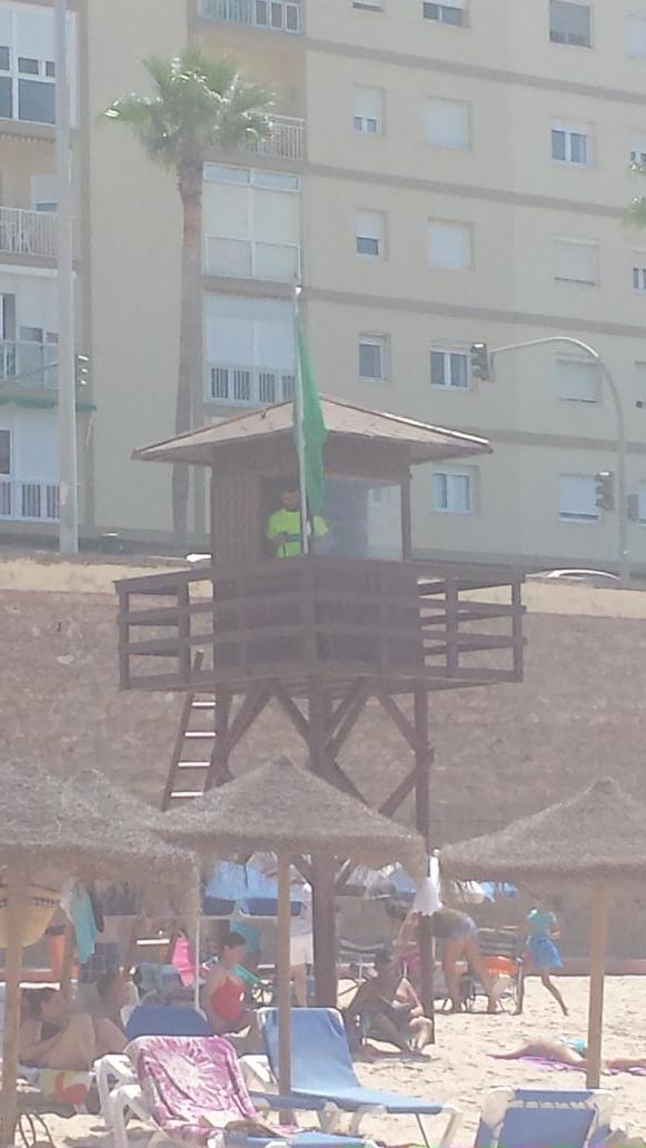 MariaSanchoC's tweet photo. Estando en la playa con este socorrista se siente una más segura ( stavilo de milagro) @Ardentiadecai http://t.co/e1vBGfMKFN