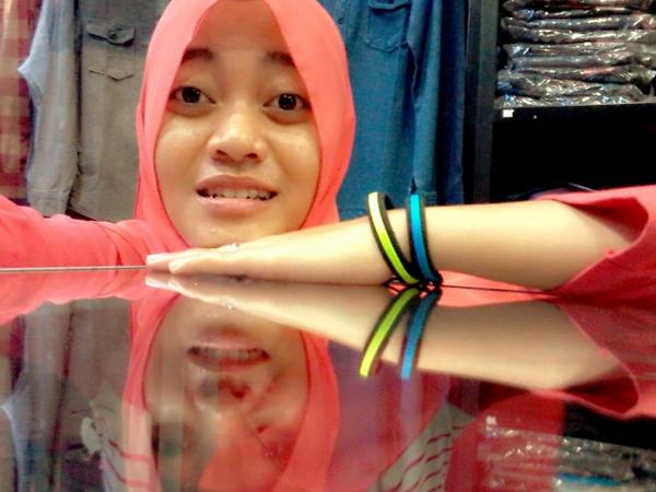 diyahftw's tweet photo. Gaada yang beli tuh. Mending selfie aja http://t.co/ujCJXKSwcW