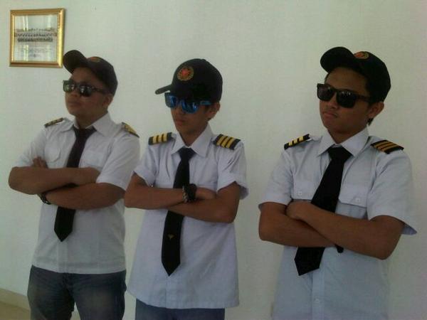 Ganteng bangeettt... "<a href="/CJRisCJR/">CJR</a>: Kl kita pilotnya, yg mau ikut pesawat CJR siapa ya? "