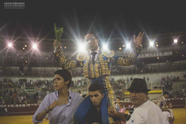 santanadeyepes's tweet photo. Con tu actitud llegarás donde quieras... felicidades @jose_lavado14 por un gran certamen @EsTauMa http://t.co/p2oir0PORT
