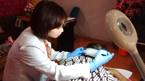 md_dee's tweet image. Kita bersih kan lukanya, kasih krim antibiotic trus ditutup lagi yah.. Jangan keramas dulu 5 hari yah..