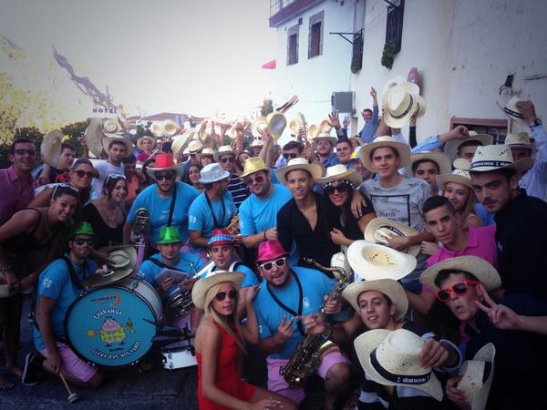 charangaLLQNV's tweet photo. PASACALLES BORRACHUZOS GÜEJAR-SIERRA. Y ahora pa JATAR de cintas!! #tourLLQNV2014 http://t.co/cayqBdcbLF