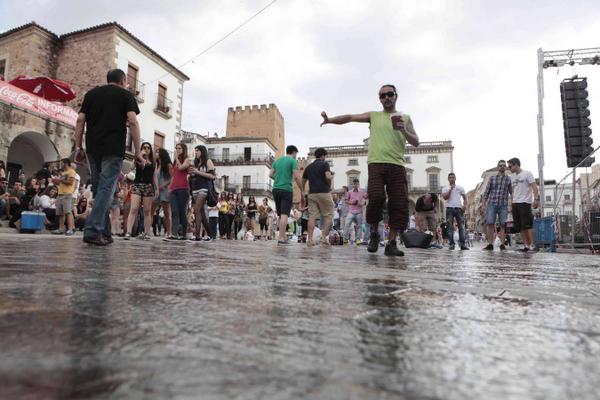 hoyextremadura's tweet photo. #Cáceres | ¿Plaza Mayor inundada en el Womad y no en agosto? http://t.co/BW8meY0h85 vía @hoyextremadura http://t.co/2ezDOxUHIA