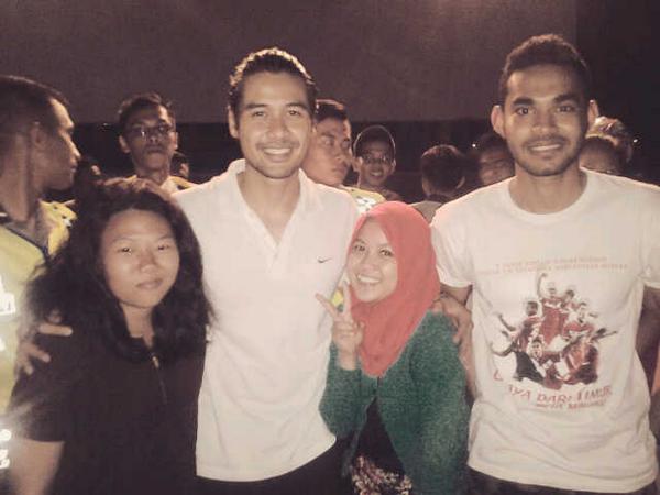 hazarrr__'s tweet image. @CDTBetaMaluku : alhamdulillah kota aku ddatngin artis,jrang2 loh!  Apa lg nonbar film kek gini,nma twit kpten apa y?