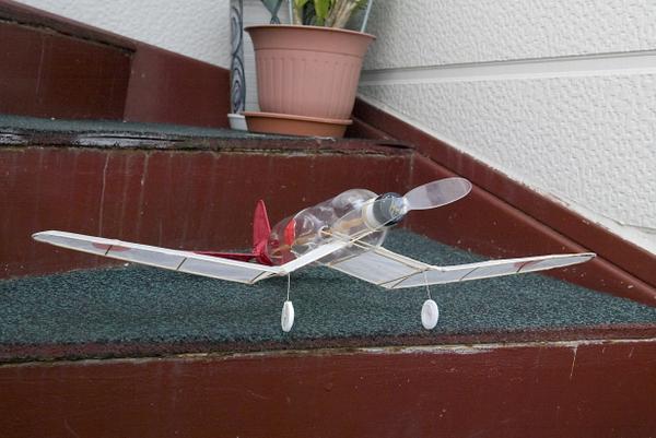 元祖 コブタエクスプレス変異種 その5 非常に美しい逆ガル翼を再現出来て とても満足ｗ 実機の試作機ではこういう形状だったのですが 最終的に 九六式艦上戦闘機 となった時にはこの翼はコンベンショナルなタイプになってしまいました 夏休みの工作