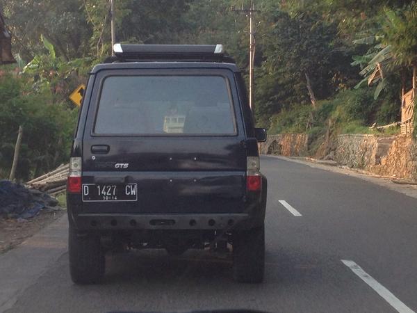 dewii04's tweet photo. @ridwankamil pak mobil ini buang sampah sembarangan mulu nih... Di dalemnya ada anak kecil, ngajarin yang ga bener :( http://t.co/KPPQIIhnYO