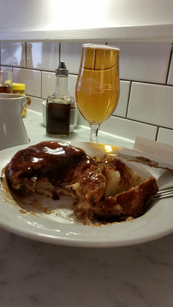 Mayney21Stuart's tweet photo. Proper pie and mash with a light drizzle of gravy oh and beer# gorgeous http://t.co/NJ3OOIUPpW