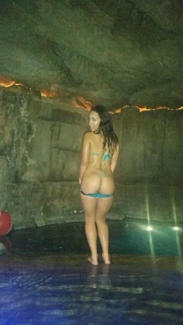 Who wants to come over to swim?😈 http://t.co/aW7dNVamXK<a href="/tag/houston"class="tags"><span>#houston</span></a><a href="/tag/breastcancerawareness"class="tags"><span>#breastcancerawareness</span></a><a href="/tag/texans"class="tags"><span>#texans</span></a>