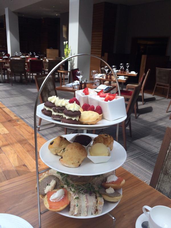 LadyNom1's tweet photo. Had a lovely afternoon gabbing with the little sister and @miss_melmac over afternoon tea and pimms at @LifeatMere 😊 http://t.co/meZ1KLak6f