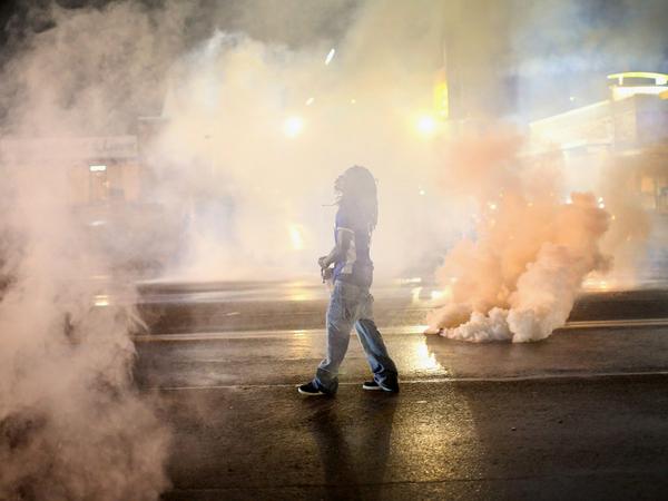BigRobbiefox's tweet photo. "@phillydotcom: Police, protesters clash again in Ferguson http://t.co/CcBEBioUjE http://t.co/duABgEZrv9":rob loot steal u go Missouri class