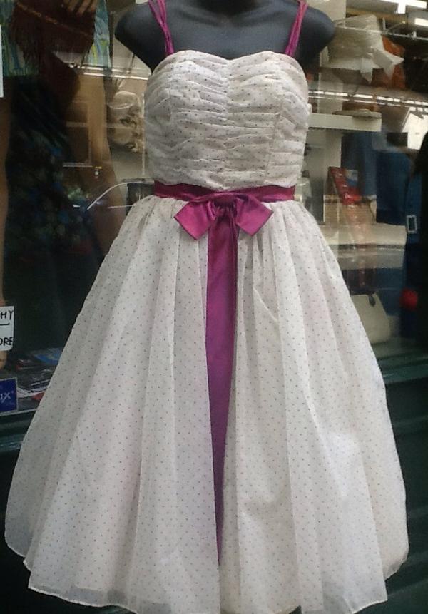 Blackout_II's tweet photo. Oh so pretty!  50's original dress.Ideal GOODWOOD REVIVAL! Or TWINWOOD! #vintage #1950s #GoodwoodRevival #Reanactment http://t.co/UBcqkeTkAl