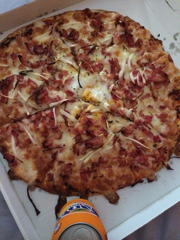 AitorCazula's tweet photo. Despues del curro que mejor que una buena pizza 😜 http://t.co/GjkcdQBzKe