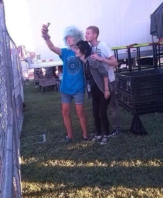 BryanStars's tweet image. Three weird kids trying to take a selfie