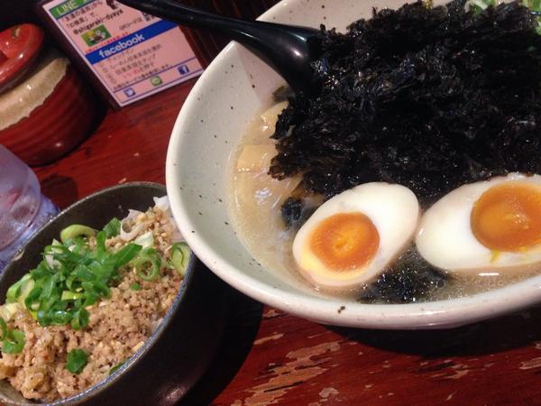 塩でむっちゃ美味いラーメン発見したー！
肉味噌ご飯とサイコー笑
やばいうまい笑