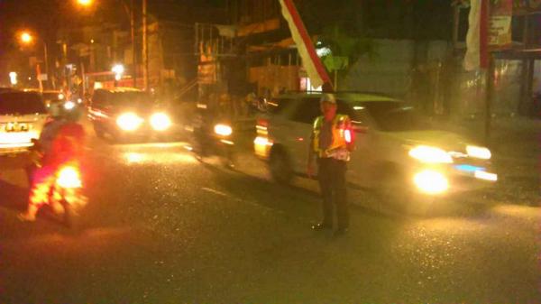 PolresSoppeng's tweet photo. Satlantas ressoppeng pamjalur pawai obor dlm rangka Hut Kemerdekkan Ri, arus lalin terpantau lancar aman terkendali. http://t.co/2Gdr7Zzt9X