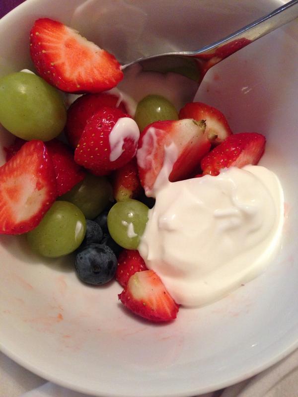 HDFitnessBody's tweet photo. Blueberries, grapes, strawberries and Greek style yoghurt 😍 http://t.co/oAzBqEiGTG