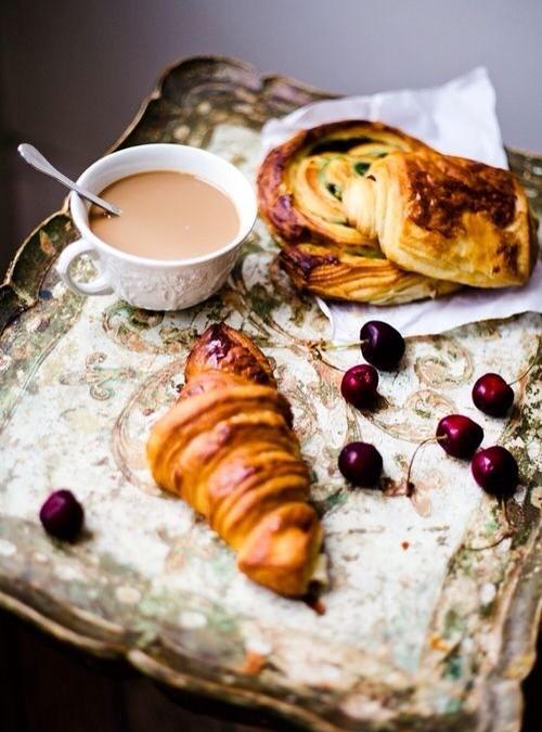 CaffeVergnanoca's tweet photo. Petit déjeuner parisien au lit ça vous dit? #espresso1882 #matinal #regal #patisseries http://t.co/HZMQQtMy07
