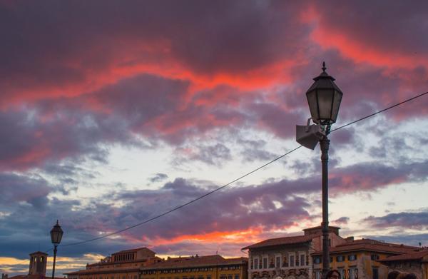 shapesandforms's tweet photo. Twilight in Pisa, Italy. #pisa #europe #sunset #light #italy #sky #clouds #streets #colour http://t.co/cBc0IpNmok