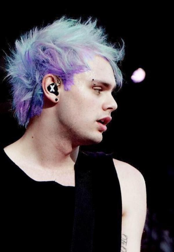 im gonna tweet 10 photos of michael. if each tweet gets 10 rts that's 100 votes!! 1 #vote5sos