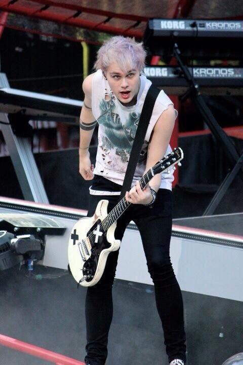 im gonna tweet 10 photos of michael. if each tweet gets 10 rts that's 100 votes!! 2 #vote5sos