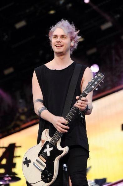 im gonna tweet 10 photos of michael. if each tweet gets 10 rts that's 100 votes!! 4 #vote5sos