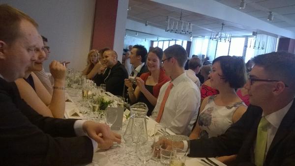 puppana's tweet photo. Nelospöydän tunnelmia. Kuvassa vasemmalla oleva mies etsii naisseuraa. #mvmv #tosirakkaus http://t.co/ZmWks7mzTu