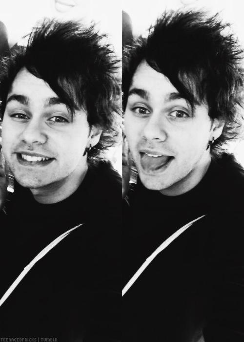 im gonna tweet 10 photos of michael. if each tweet gets 10 rts that's 100 votes!! 9 #vote5sos