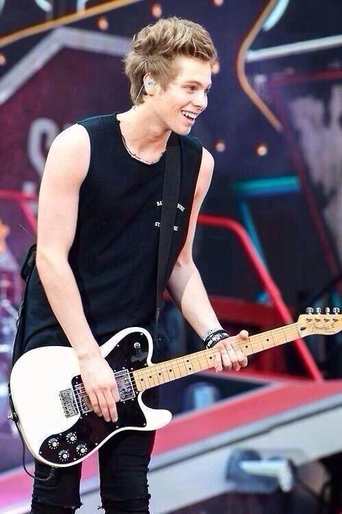 im gonna tweet 10 photos of luke. if each tweet gets 10 rts that's 100 votes!! 10 #vote5sos