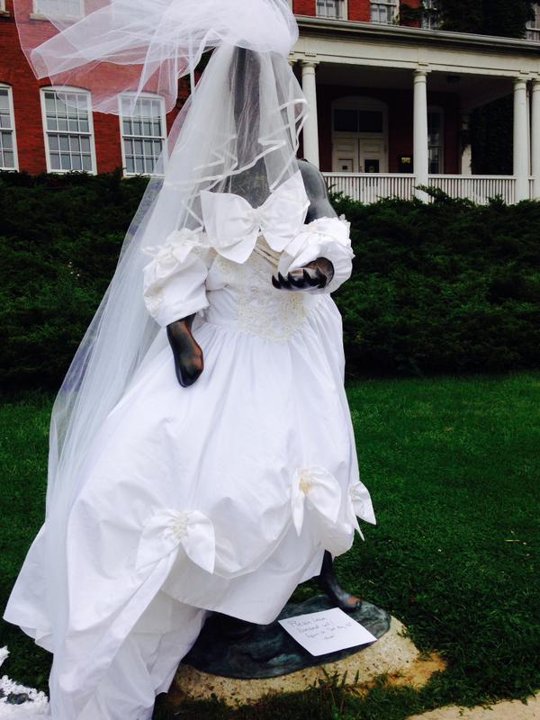 GryphonStatue's tweet photo. Hey @TheBeggingBear, what happened last night? #Wedding #StationaryCrew #NoRegrets #NiceBow http://t.co/BGuZO9oxe4