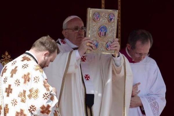 Pendant ce temps, le pape François fait des selfies de kéké avec son iPad en or.