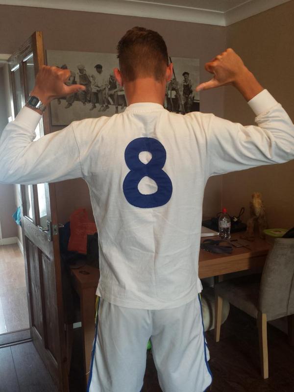 Dale_Wright10's tweet photo. @billysharp10  was wearing ur shirt today mate! #8 shirt #88th minute written for you so buzzing!! #lufc #billy http://t.co/qi1CEsQZcg