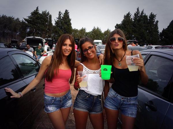 carlaamoscoso's tweet photo. Meeeeedusa con mis niñas @AnaisChorda @MariaMartinz22 http://t.co/rjQIi4VBMl
