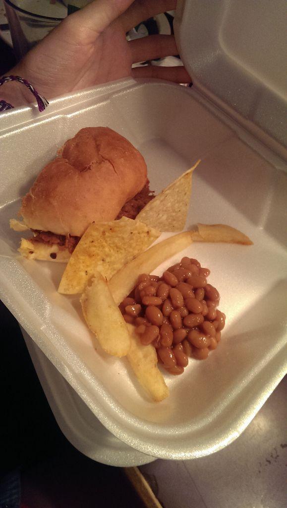 BeJellis's tweet photo. My engineer cousin made sure the beans didn't touch my sandwich. #ChipWall http://t.co/BQk7LnWsfm