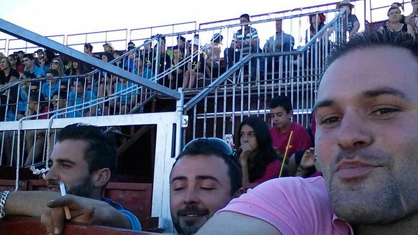 girong99's tweet photo. Buena tarde de cortes desde la barrera jaja @felixgue85 @talleresjuancar http://t.co/yUKDQNLjA8
