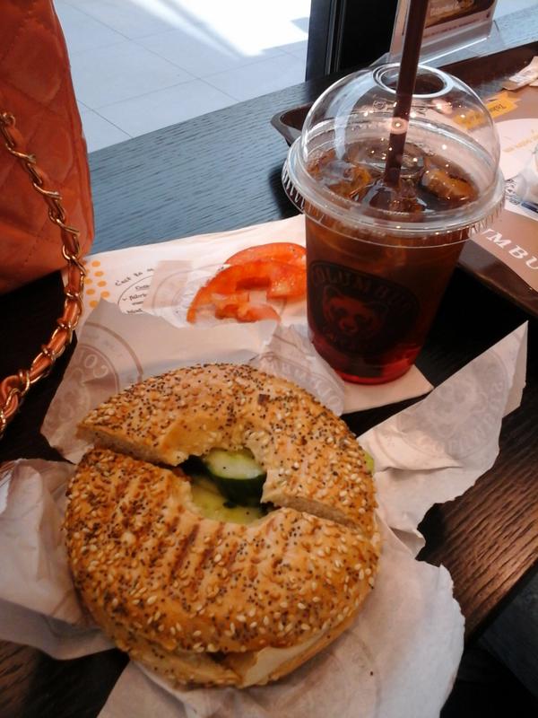 Colombus Coffe à plan de campagne, une petite tuerie ! Bagel au saumon et thé glacé hibiscus pour madame ! <3