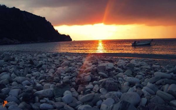AlbaniaPics's tweet photo. Sunset at Himare http://t.co/yQ3u2sqgtw