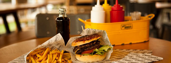 _gitmelisin_'s tweet photo. #gencler #İstiklalcaddesi nde #Manoburger in tadına bakmadan hamburger yedim demeyin bence :) http://t.co/eHxO5VXPjM
