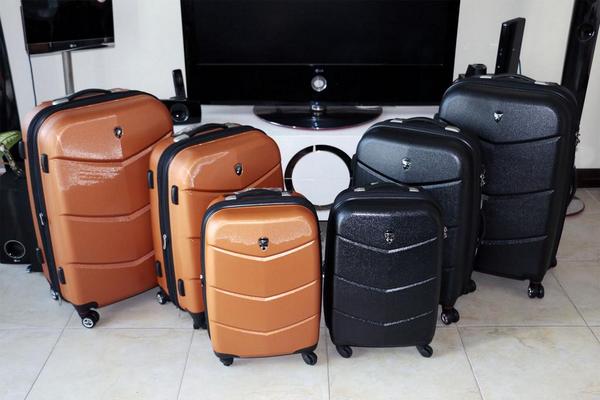 KONASco's tweet photo. #investors #VentureCapital #travel @MikeChandlerMMA introducing KONAS Range Rover Orange trackable luggage! http://t.co/JpMCiYIJhN