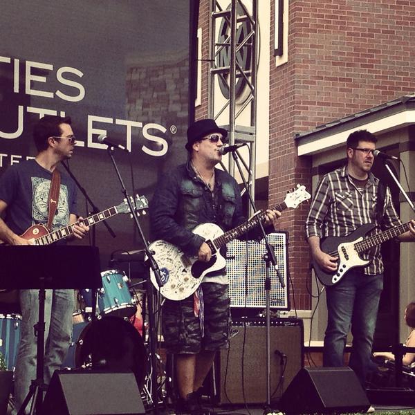 KeriTaylor29's tweet photo. Outlet shopping and @timmahoneymusic That's a pretty great Saturday. #collegecrush #laydownlow http://t.co/esO9kfS6Ii